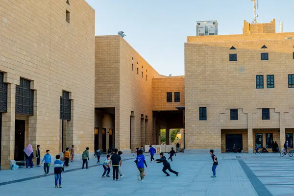 Suudi Arabistan 'ın El Safat Meydanı, Riyad' da Futbol oynayan Çocuklar.