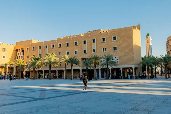 Al Safat Meydanı, geleneksel ve modern mimarinin bir karışımına sahip ve genellikle etkinlikler veya festivaller için bir buluşma noktası olarak hizmet veriyor. Tarihsel olarak halka açık infazlarla ilişkilendirilmiş ve bazı çevrelerde Chop-Chop Meydanı lakabını almıştır.. 