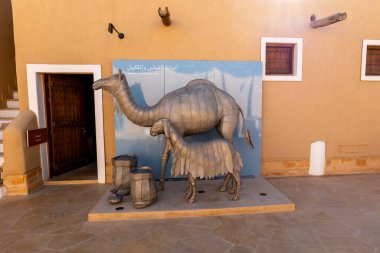 Diriyah 'ın tarihi bölgesinde bir deve sergisi. Riyad 'ın hemen kuzeybatısında yer alan Diriyah, Suudi Arabistan' da tarihi ve kültürel öneme sahip bir şehirdir. Orası Suudi kraliyet ailesinin orijinal eviydi..