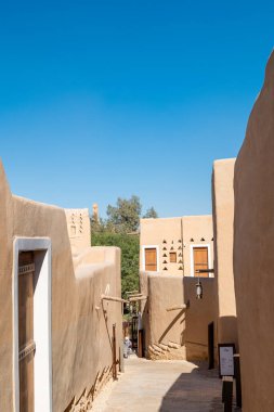 Riyad 'ın hemen kuzeybatısında yer alan Diriyah, Suudi Arabistan' da tarihi ve kültürel öneme sahip bir şehirdir. Orası Suudi kraliyet ailesinin orijinal eviydi..