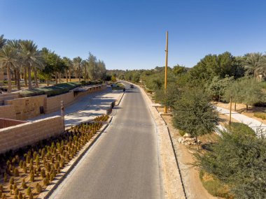 Riyad 'ın hemen kuzeybatısında yer alan Diriyah, Suudi Arabistan' da tarihi ve kültürel öneme sahip bir şehirdir. Orası Suudi kraliyet ailesinin orijinal eviydi..