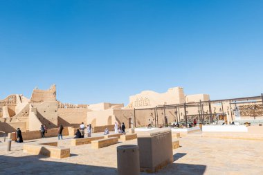 Riyad 'ın hemen kuzeybatısında yer alan Diriyah, Suudi Arabistan' da tarihi ve kültürel öneme sahip bir şehirdir. Orası Suudi kraliyet ailesinin orijinal eviydi..