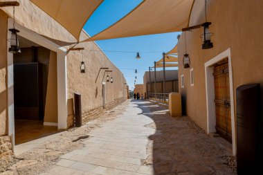 Riyad 'ın hemen kuzeybatısında yer alan Diriyah, Suudi Arabistan' da tarihi ve kültürel öneme sahip bir şehirdir. Orası Suudi kraliyet ailesinin orijinal eviydi..