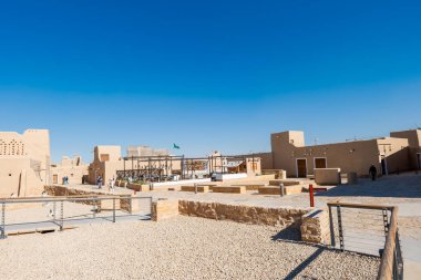 Riyad 'ın hemen kuzeybatısında yer alan Diriyah, Suudi Arabistan' da tarihi ve kültürel öneme sahip bir şehirdir. Orası Suudi kraliyet ailesinin orijinal eviydi..