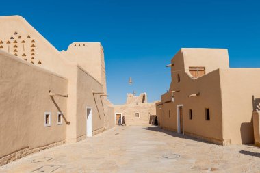 Riyad 'ın hemen kuzeybatısında yer alan Diriyah, Suudi Arabistan' da tarihi ve kültürel öneme sahip bir şehirdir. Orası Suudi kraliyet ailesinin orijinal eviydi..