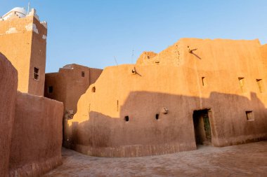 Ushaiqer Heritage Village, Suudi Arabistan 'da, Riyad' ın yaklaşık 200 km kuzeybatısında güzel korunmuş bir tarihi yerdir. Najd bölgesinin en eski köylerinden biridir ve geleneksel Najdi mimarisinin zengin mirasını sergiler..