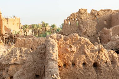 Ushaiqer Heritage Village, Suudi Arabistan 'da, Riyad' ın yaklaşık 200 km kuzeybatısında güzel korunmuş bir tarihi yerdir. Najd bölgesinin en eski köylerinden biridir ve geleneksel Najdi mimarisinin zengin mirasını sergiler..
