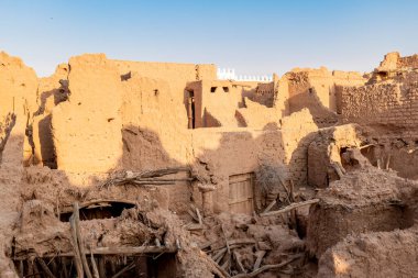 Ushaiqer Heritage Village, Suudi Arabistan 'da, Riyad' ın yaklaşık 200 km kuzeybatısında güzel korunmuş bir tarihi yerdir. Najd bölgesinin en eski köylerinden biridir ve geleneksel Najdi mimarisinin zengin mirasını sergiler..