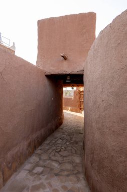 Ushaiqer Heritage Village, Suudi Arabistan 'da, Riyad' ın yaklaşık 200 km kuzeybatısında güzel korunmuş bir tarihi yerdir. Najd bölgesinin en eski köylerinden biridir ve geleneksel Najdi mimarisinin zengin mirasını sergiler..