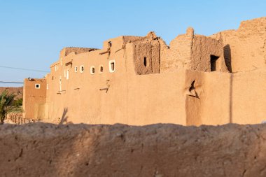 Ushaiqer Heritage Village, Suudi Arabistan 'da, Riyad' ın yaklaşık 200 km kuzeybatısında güzel korunmuş bir tarihi yerdir. Najd bölgesinin en eski köylerinden biridir ve geleneksel Najdi mimarisinin zengin mirasını sergiler..