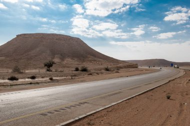 Suudi Arabistan 'da Bir Otoyol Manzarası ve Çevresindeki Çöl Arazisi