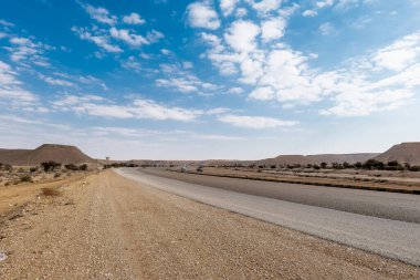Suudi Arabistan 'da Bir Otoyol Manzarası ve Çevresindeki Çöl Arazisi