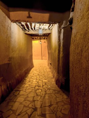 Suudi Arabistan 'daki Ushaiqer Miras Köyü' nün gece fotoğrafı. Riyad 'ın yaklaşık 200 km kuzeybatısında ve Najd bölgesinin en eski köylerinden birisidir..