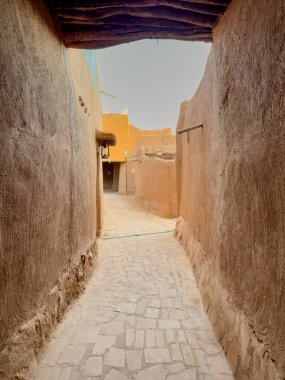 Ushaiqer Heritage Village, Riyad 'ın yaklaşık 200 km kuzeybatısında bulunan korunmuş bir tarihi yerleşim yeridir. Najd Bölgesi 'nin en eski köylerinden biridir..