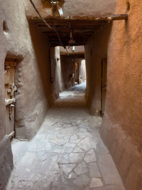 Ushaiqer Heritage Village, Riyad 'ın yaklaşık 200 km kuzeybatısında bulunan korunmuş bir tarihi yerleşim yeridir. Najd Bölgesi 'nin en eski köylerinden biridir..