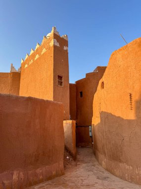 Ushaiqer Heritage Village, Riyad 'ın yaklaşık 200 km kuzeybatısında bulunan korunmuş bir tarihi yerleşim yeridir. Najd Bölgesi 'nin en eski köylerinden biridir..