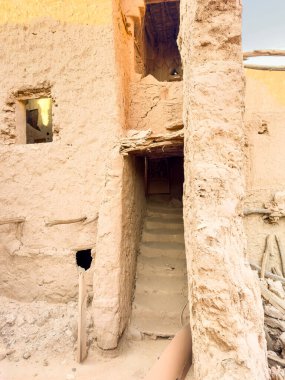 Ushaiqer Heritage Village, Riyad 'ın yaklaşık 200 km kuzeybatısında bulunan korunmuş bir tarihi yerleşim yeridir. Najd Bölgesi 'nin en eski köylerinden biridir..