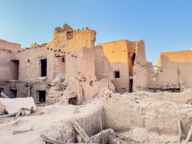 Ushaiqer Heritage Village, Riyad 'ın yaklaşık 200 km kuzeybatısında bulunan korunmuş bir tarihi yerleşim yeridir. Najd Bölgesi 'nin en eski köylerinden biridir..