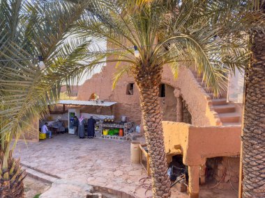 Ushaiqer Heritage Village, Suudi Arabistan 'da, Riyad' ın yaklaşık 200 km kuzeybatısında güzel korunmuş bir tarihi yerdir. Najd bölgesinin en eski köylerinden biridir ve geleneksel Najdi mimarisinin zengin mirasını sergiler..