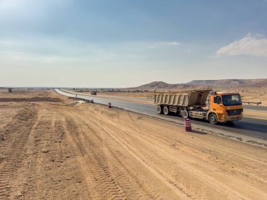 Suudi Arabistan 'da Bir Otoyol Manzarası ve Çevresindeki Çöl Arazisi