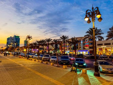 Riyad 'ın Tahlia Caddesi' nden Gece Fotoğrafı. Resmi adı Prens Muhammed Bin Abdulaziz Yolu ve Kuzey Riyad, Suudi Arabistan 'da önemli bir ticari bulvardır..