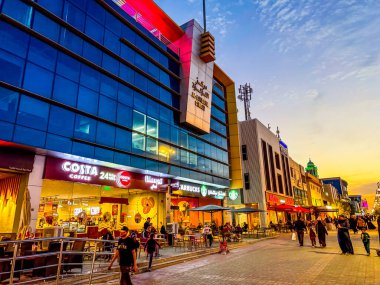 Riyad 'ın Tahlia Caddesi' nden Gece Fotoğrafı. Resmi adı Prens Muhammed Bin Abdulaziz Yolu ve Kuzey Riyad, Suudi Arabistan 'da önemli bir ticari bulvardır..