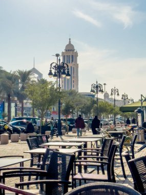 Riyad 'ın Tahlia Caddesi' nden bir sahne. Resmi adı Prens Muhammed Bin Abdulaziz Yolu ve Kuzey Riyad, Suudi Arabistan 'da önemli bir ticari bulvardır..