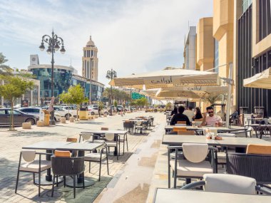 Riyad 'ın Tahlia Caddesi' nden bir sahne. Resmi adı Prens Muhammed Bin Abdulaziz Yolu ve Kuzey Riyad, Suudi Arabistan 'da önemli bir ticari bulvardır..