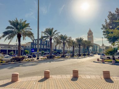 Riyad 'ın Tahlia Caddesi' nden bir sahne. Resmi adı Prens Muhammed Bin Abdulaziz Yolu ve Kuzey Riyad, Suudi Arabistan 'da önemli bir ticari bulvardır..