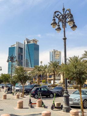 Riyad 'ın Tahlia Caddesi' nden bir sahne. Resmi adı Prens Muhammed Bin Abdulaziz Yolu ve Kuzey Riyad, Suudi Arabistan 'da önemli bir ticari bulvardır..
