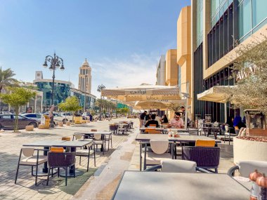 Riyad 'ın Tahlia Caddesi' nden bir sahne. Resmi adı Prens Muhammed Bin Abdulaziz Yolu ve Kuzey Riyad, Suudi Arabistan 'da önemli bir ticari bulvardır..