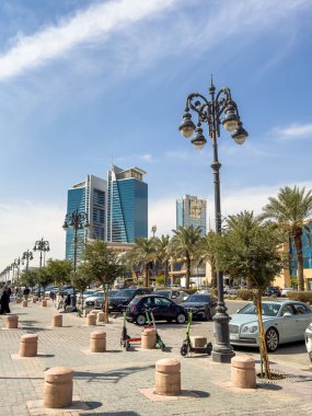 Riyad 'ın Tahlia Caddesi' nden bir sahne. Resmi adı Prens Muhammed Bin Abdulaziz Yolu ve Kuzey Riyad, Suudi Arabistan 'da önemli bir ticari bulvardır..