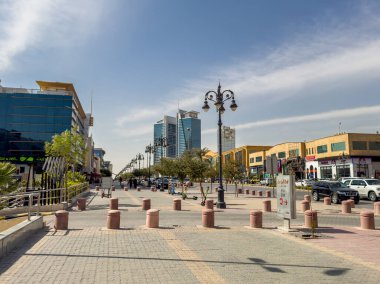 Riyad 'ın Tahlia Caddesi' nden bir sahne. Resmi adı Prens Muhammed Bin Abdulaziz Yolu ve Kuzey Riyad, Suudi Arabistan 'da önemli bir ticari bulvardır..