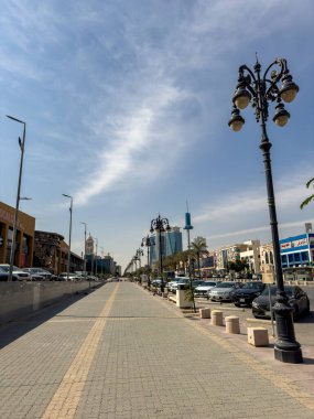Riyad 'ın Tahlia Caddesi' nden bir sahne. Resmi adı Prens Muhammed Bin Abdulaziz Yolu ve Kuzey Riyad, Suudi Arabistan 'da önemli bir ticari bulvardır..