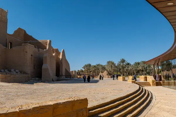 Ushaiqer Heritage Village, Suudi Arabistan 'da, Riyad' ın yaklaşık 200 km kuzeybatısında güzel korunmuş bir tarihi yerdir. Najd bölgesinin en eski köylerinden biridir ve geleneksel Najdi mimarisinin zengin mirasını sergiler..