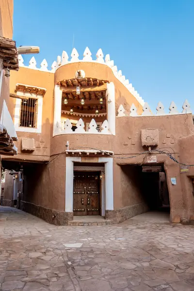 Ushaiqer Heritage Village, Suudi Arabistan 'da, Riyad' ın yaklaşık 200 km kuzeybatısında güzel korunmuş bir tarihi yerdir. Najd bölgesinin en eski köylerinden biridir ve geleneksel Najdi mimarisinin zengin mirasını sergiler..