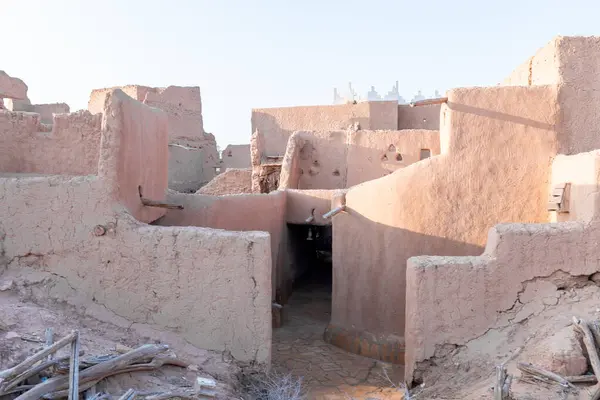 Ushaiqer Heritage Village, Suudi Arabistan 'da, Riyad' ın yaklaşık 200 km kuzeybatısında güzel korunmuş bir tarihi yerdir. Najd bölgesinin en eski köylerinden biridir ve geleneksel Najdi mimarisinin zengin mirasını sergiler..