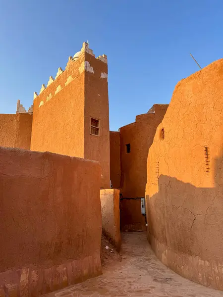 Ushaiqer Heritage Village, Riyad 'ın yaklaşık 200 km kuzeybatısında bulunan korunmuş bir tarihi yerleşim yeridir. Najd Bölgesi 'nin en eski köylerinden biridir..