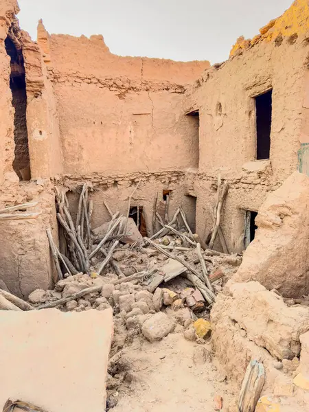 Ushaiqer Heritage Village, Riyad 'ın yaklaşık 200 km kuzeybatısında bulunan korunmuş bir tarihi yerleşim yeridir. Najd Bölgesi 'nin en eski köylerinden biridir..