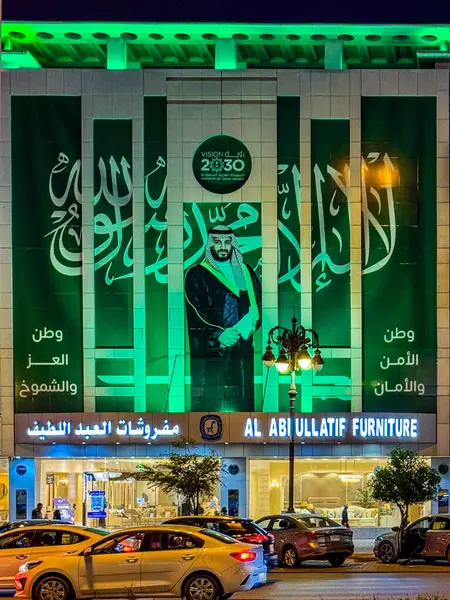 Riyad 'ın Tahlia Caddesi' nden Gece Fotoğrafı. Resmi adı Prens Muhammed Bin Abdulaziz Yolu ve Kuzey Riyad, Suudi Arabistan 'da önemli bir ticari bulvardır..