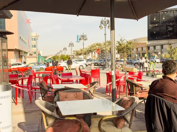 Riyad 'ın Tahlia Caddesi' nden bir sahne. Resmi adı Prens Muhammed Bin Abdulaziz Yolu ve Kuzey Riyad, Suudi Arabistan 'da önemli bir ticari bulvardır..