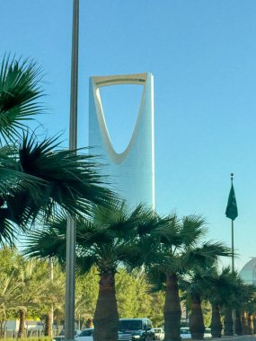 Krallık Kulesi, Suudi Arabistan 'ın Riyad şehrinde ünlü bir simgedir. 99 katlı bir gökdelen, eşsiz bir ters dönmüş kemer tasarımı ve tepesinde bir Sky Bridge var..