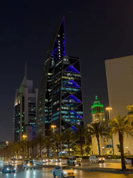 Suudi Arabistan, Riyad 'daki şehir manzarasının gece fotoğrafı.