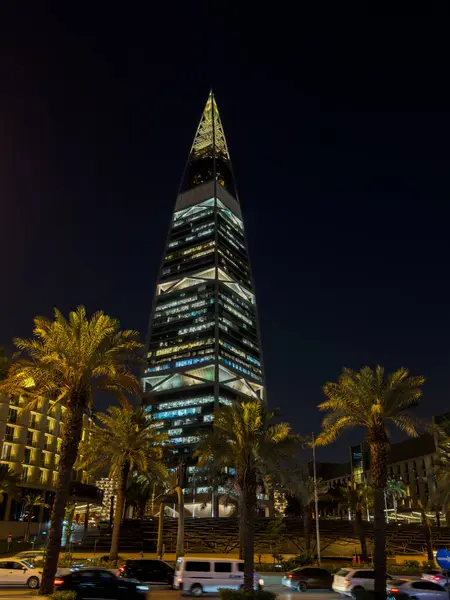 Suudi Arabistan, Riyad 'daki El Faisaliah Kulesi' nin gece fotoğrafı. El Faisaliah Kulesi, Suudi Arabistan 'ın Riyad kentindeki en ikonik gökdelenlerden biridir. Şehrin iş bölgesinde yer alır ve Suudi Arabistan 'da inşa edilen ilk gökdelendir..