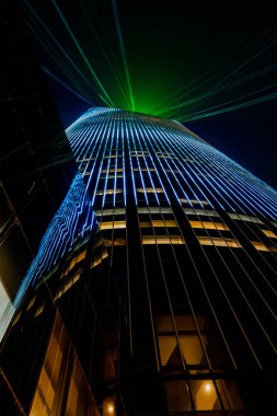 Suudi Arabistan 'ın Riyad kentindeki Krallık Kulesi' nin gece görüşü canlı ve renkli aydınlatmasını sergiliyor.. 