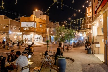 Suudi Arabistan, Riyad 'daki Samhania Bölgesi' nin gece fotoğrafı. Samhania, Orta Riyad 'ın hemen kuzeybatısındaki tarihi Diriyah kasabasında yer alan canlı bir kültür bölgesidir.. 