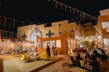 Suudi Arabistan, Riyad 'daki Samhania Bölgesi' nin gece fotoğrafı. Samhania, Orta Riyad 'ın hemen kuzeybatısındaki tarihi Diriyah kasabasında yer alan canlı bir kültür bölgesidir.. 