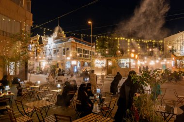 Suudi Arabistan, Riyad 'daki Samhania Bölgesi' nin gece fotoğrafı. Samhania, Orta Riyad 'ın hemen kuzeybatısındaki tarihi Diriyah kasabasında yer alan canlı bir kültür bölgesidir.. 