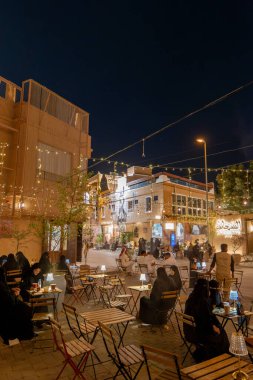 Suudi Arabistan, Riyad 'daki Samhania Bölgesi' nin gece fotoğrafı. Samhania, Orta Riyad 'ın hemen kuzeybatısındaki tarihi Diriyah kasabasında yer alan canlı bir kültür bölgesidir.. 