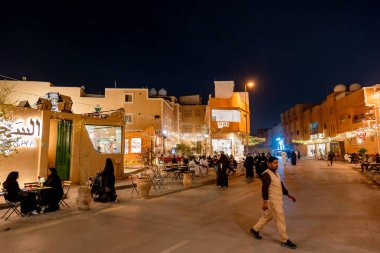 Suudi Arabistan, Riyad 'daki Samhania Bölgesi' nin gece fotoğrafı. Samhania, Orta Riyad 'ın hemen kuzeybatısındaki tarihi Diriyah kasabasında yer alan canlı bir kültür bölgesidir.. 